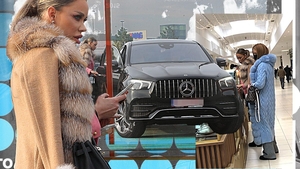 Nici Alex Bodi nu o răsfăța așa. Bianca Drăgușanu a "descălecat" la mall dintr-un Mercedes GLE nou-nouț, cu șofer personal + Și-a comandat cercei și colier cu diamante
