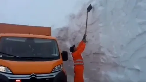 VIDEO ULUITOR. Pe Transalpina sunt, în continuare, nămeți de 5 metri!