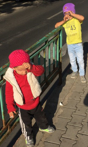 Deşi sunt de vârste extrem de fragede, cei doi frăţiori fumează precum doi adulţi!