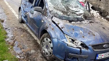 Două mașini au fost surprinse de avalanșă pe Transfăgărășan! O persoană a fost rănită