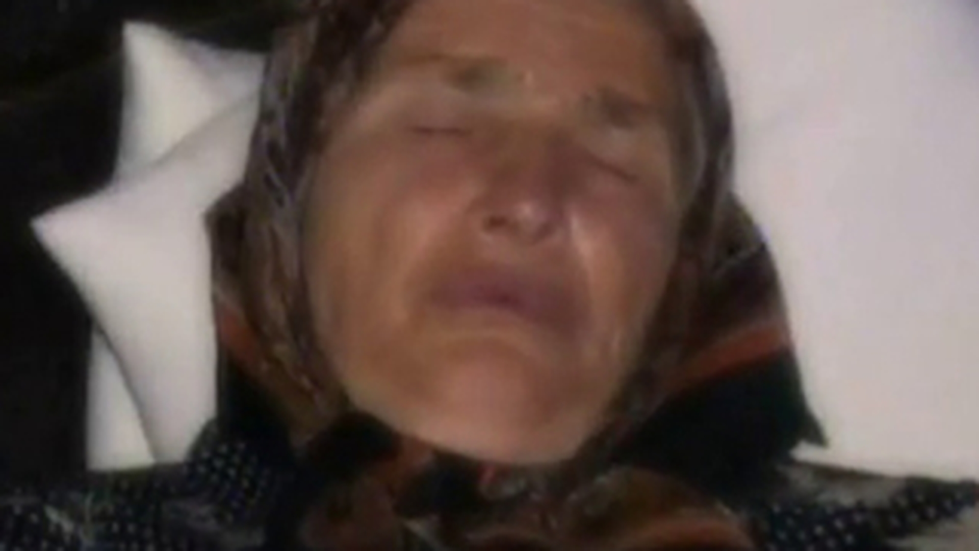Uite cum doarme bunica Oanei Lis la nunta nepoatei ei!