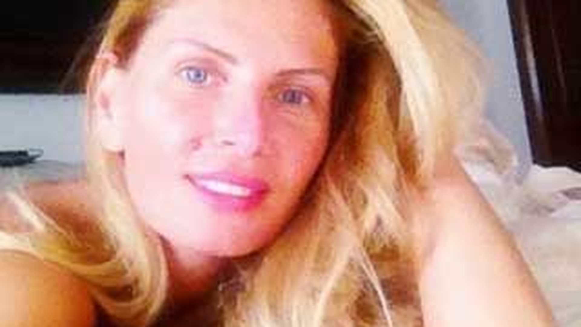 Andreea Banica se incapataneaza sa se pozeze dimineata si nemachiata! Ce zici, iti place?