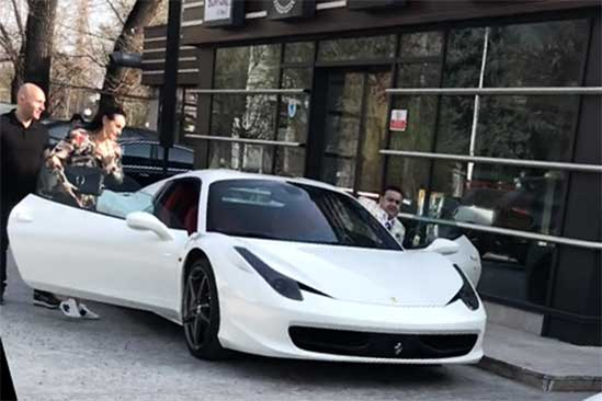 Adi Minune a ieșit cu ”amanta” Oana la un restaurant de lux, cu Ferrari-ul de 200.000 de euro