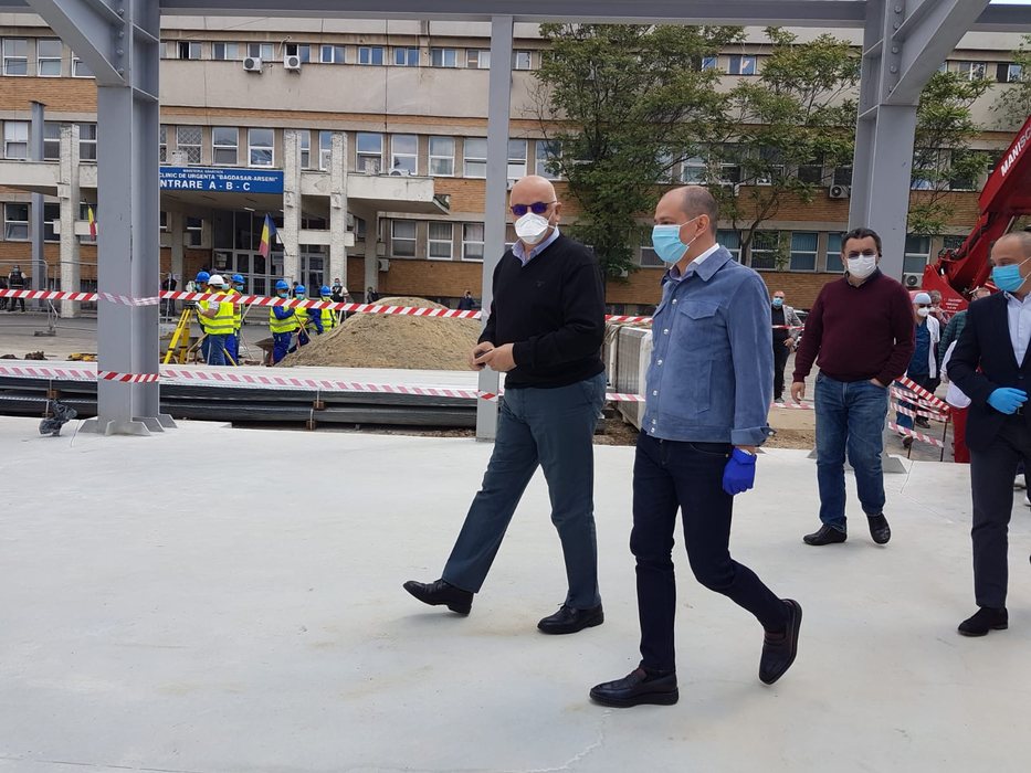 Primarul Sectorului 4, Daniel Băluță, și secretarul de stat Raed Arafat, pe șantierul celei mai moderne Unități de Primiri Urgențe din România, construită în curtea Spitalului ”Bagdasar-Arseni” din București