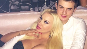 O blondă celebră şi-a ”tradus” logodnicul cu un sponsor de ocazie!