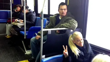 Cine ar fi crezut? Anda Adam se plimba cu autobuzul!