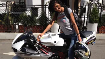 Pazea in trafic! Taifunul Pamfile calareste motorul cu mare pasiune. Soferii vor strange cu putere schimbatorul cand manechinul va trece pe langa ei