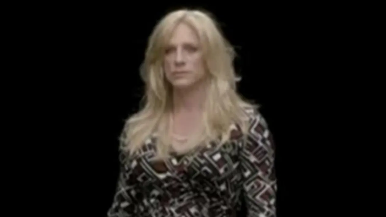 VIDEO James Bond a devenit femeie! Vezi aici cum arata actorul Daniel Craig in rochie