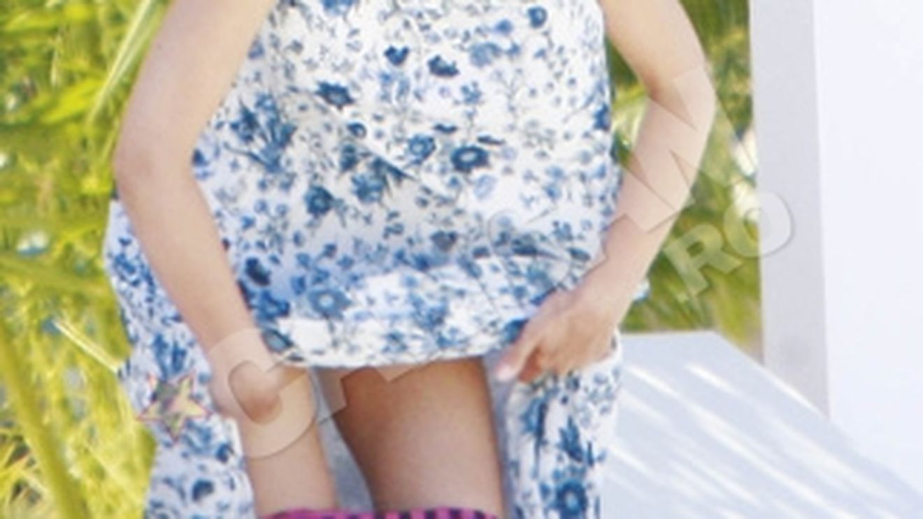 Imagini de colectie! Raluca Lazarut - cu chilotii in vine, Ramona Gabor - cracanata si sforaind pe plaja! Vedetele din showbiz, campioane la gafe in 2011