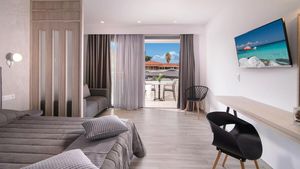 Nu este nicio glumă! Cât costă o casă cu două etaje în Halkidiki, Grecia. Este aproape de plajă