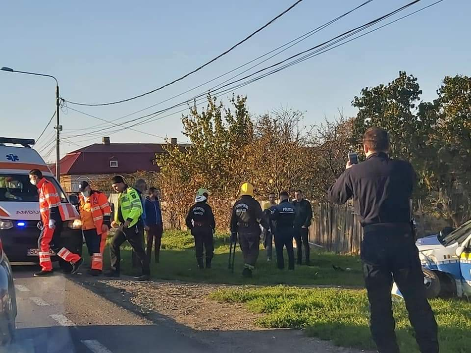 Echipaj de poliție în misiune, implicat într-un accident la Buhuși. Trei persoane au fost rănite
