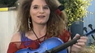 VIDEO Uite-o pe femeia care se crede gaina. Si mai si canta!