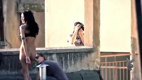Filmata goala pe terasa unui bloc din Bucuresti! Vorbim despre una dintre cele mai sexy aparitii din Playboy!