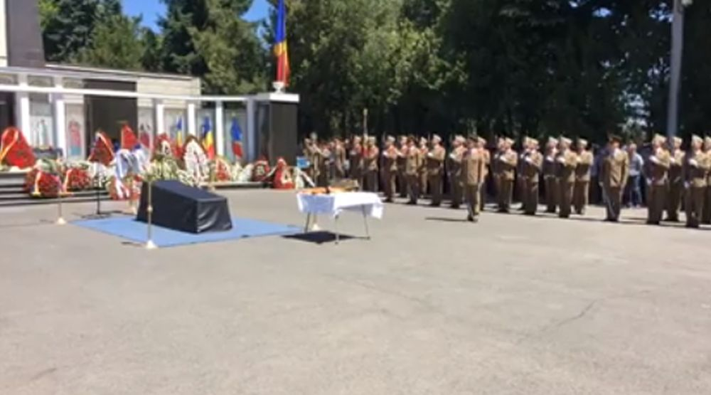 Incident la înmormântarea lui Cristian Țopescu! O persoană a leșinat
