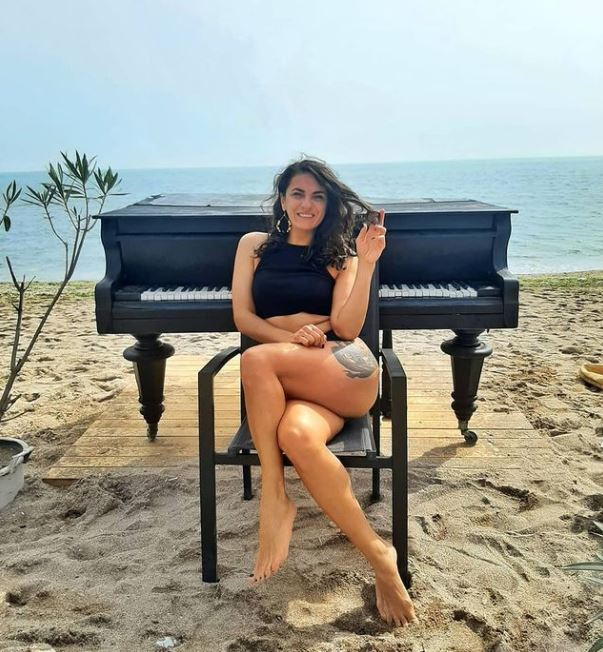 Ex-soția lui Mădălin Ionescu, filmată în timp ce făcea topless în Vama Veche, alături de iubit. Mihaela Coșerariu își modifică pozele pe Instagram? | VIDEO