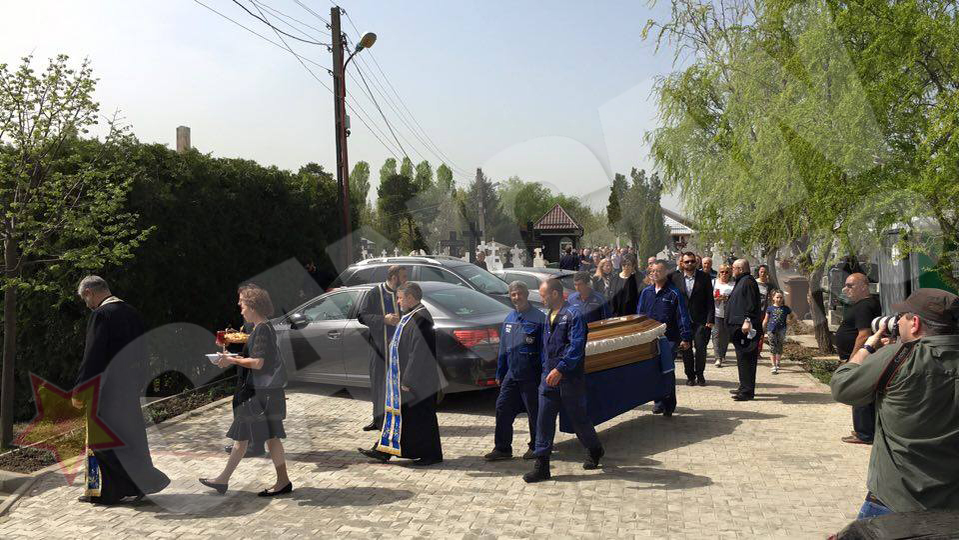 Sicriul lui Cornel Patrichi a fost scos din capela cimitirului din Pipera şi dus către groapă