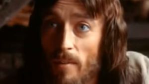 Îl mai ții minte pe Robert Powell, cel care l-a jucat pe Iisus din Nazaret? Așa arată acum celebrul actor. A ajuns la 74 de ani și...