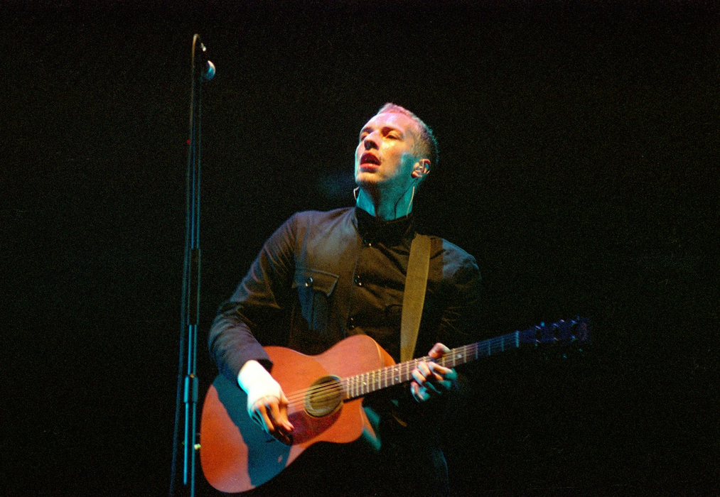 Chris Martin de la Coldplay cap de afiș la Festivalul Glastonbury, Marea Britanie 2002. 28 iunie 2002. Foto: Profimedia