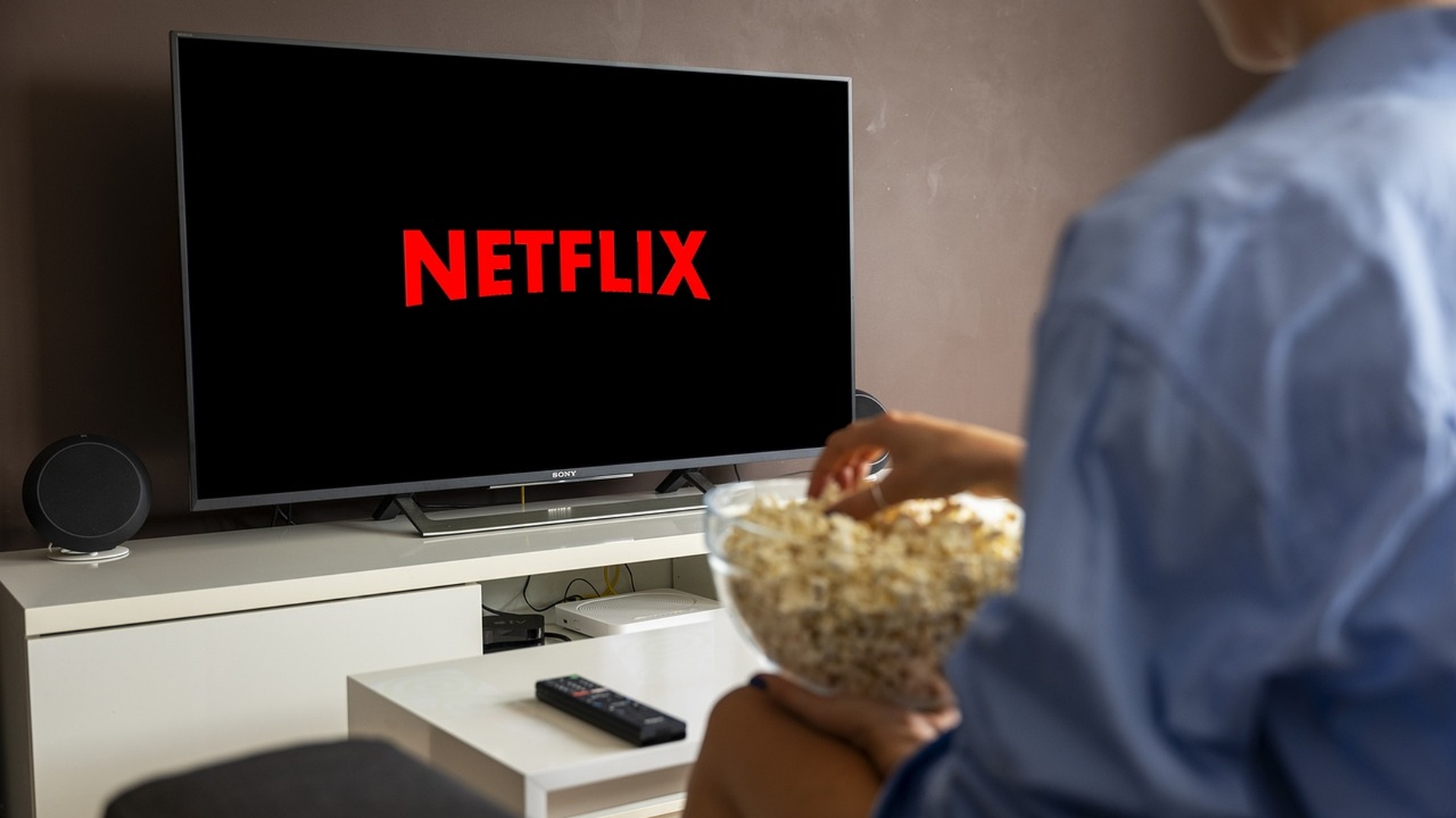 Toți românii s-au așezat pe canapea să se uite pe Netflix, la filmul care a dat peste cap toate topurile. Martie e luna lui Liam Neeson