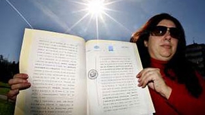 Cere taxe tuturor pamantenilor pentru lumina si caldura naturala! "Sunt proprietara de drept a Soarelui"