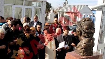 Omagiu pentru Jean Constantin! Sotia i-a ridicat un bust de 14.000 de euro!