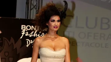 VIDEO Andreea Mantea si surorile Luciu, mirese spectaculoase la un targ de nunti