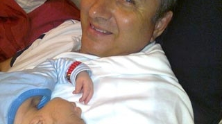 Cel mai rasfatat bebelus! Baietelul lui Gabi Firea a pus stapanire pe taticul lui: nu se dezlipeste de el nici cand doarme!
