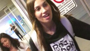 VIDEO EXCLUSIV A trecut prin patul lui Vin Diesel, dar… Alina Puşcău s-a întors în România! Cum am filmat-o la aeroport