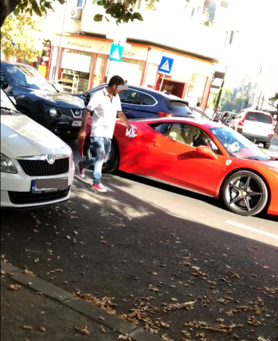 Un trecător admiră îndelung Ferrari-ul lui Roland Rovenţa