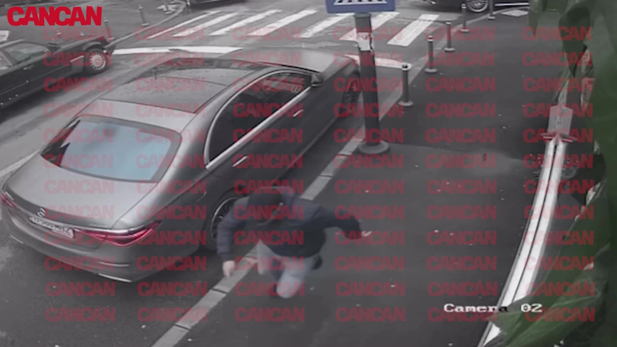 Cuțitarul a fugit printre mașini (Foto: CANCAN.RO)