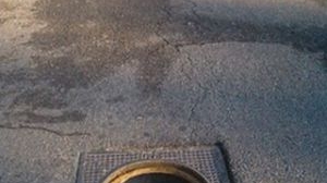 La un pas de moarte! O femeie din Arad a ajuns la spital, dupa ce a cazut intr-un canal descoperit