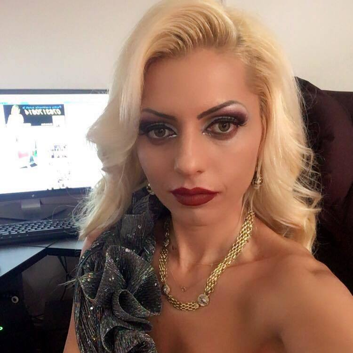 Nicoleta este fiica lui Nicolae Guţă, de la care a moştenit talentul artistic