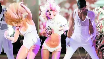 Artista isi face curaj pentru a urca pe scena. Lady Gaga bea vin rosu inainte de concert