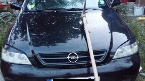 Aşa arată răzbunarea în „stil Dăbuleni“. „Vă tai, sifoanelor!“ Un bărbat s-a trezit c-un târnăcop înfipt în capotă, cadou din partea unui vecin