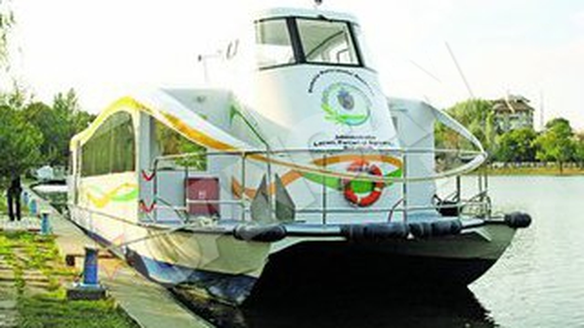 ALPAB pune la dispozitia bucurestenilor o noua ambarcatiune! Plimbari in Herastrau cu un vaporas de lux