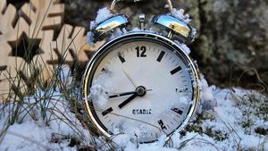 Mai trecem sau nu la ora de iarnă? Când ar trebui să dea românii ceasurile înapoi