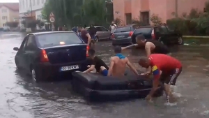 S-au plimbat cu barca trasă de mașină! Câțiva localnici din Târgu-Jiu au vrut să atragă atenția autorităților după ploaia torențială