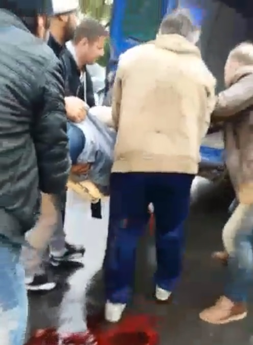 Femeia accidentată grav a fost urcată în dubă, pentru că nu exista nicio ambulanţă disponibilă