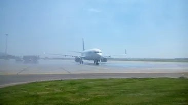 Un avion care trebuia să ducă măști de protecție din România în Spania a revenit la sol