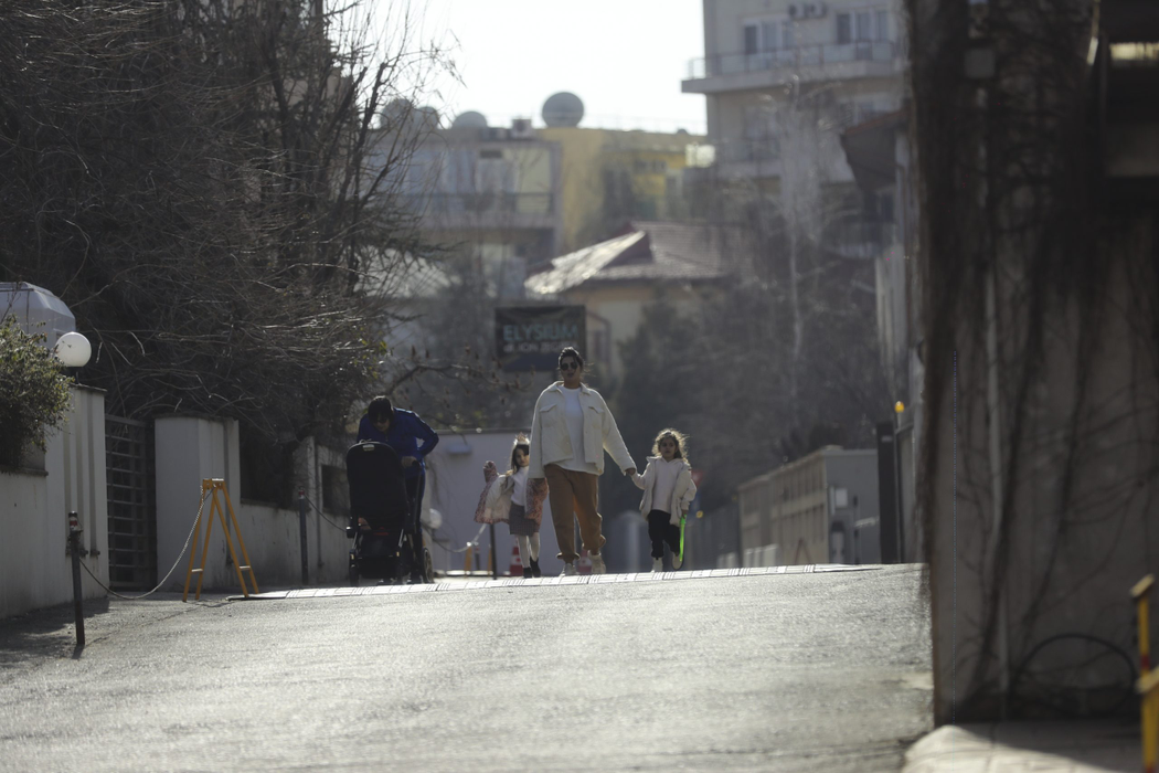 Roxana Dobre și "brigada" au ieșit la plimbare