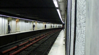 O persoana s-a aruncat in fata metroului la Piata Romana