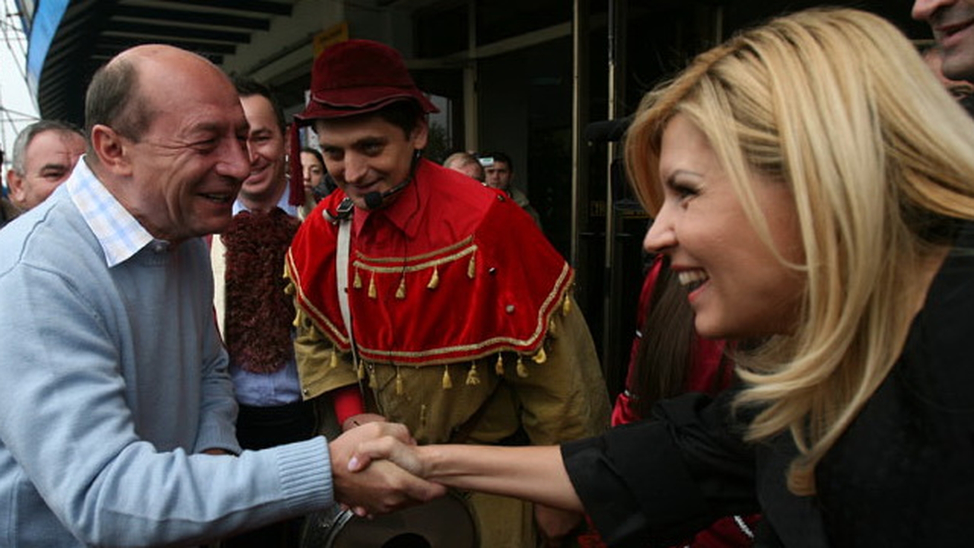 Prima fila a unei telenovele la varf! Imaginile care dovedesc legatura mai mult decat intima dintre Udrea si Basescu!