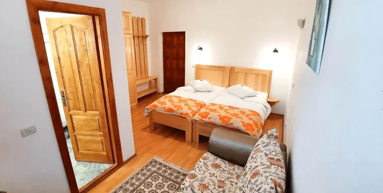 Cum arată pensiunea Monicăi Anghel de la munte? Conacul are 8 camere și te poți caza în el