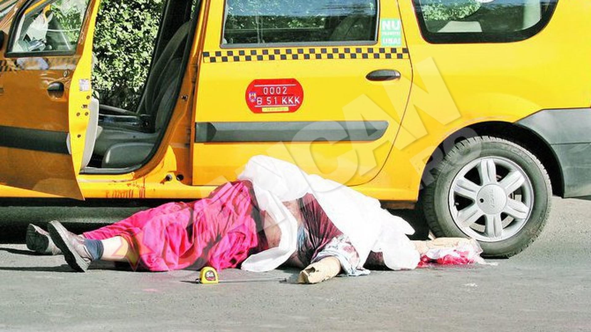 O femeie a vazut cum un taximetrist a fost omorat in plina strada. "Un tanar plin de sange a fugit din masina"