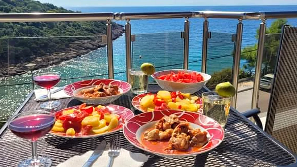 Un român a plecat în vacanță, în Grecia, cu mâncarea de acasă. Care au fost reacțiile internauților
