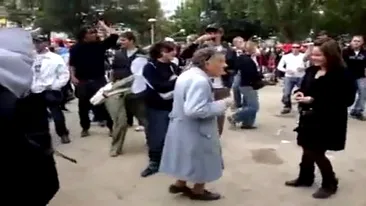 Nimic nu-i mai frumos ca femeia, evident la varsta a treia! Uite cum danseaza house o babuta