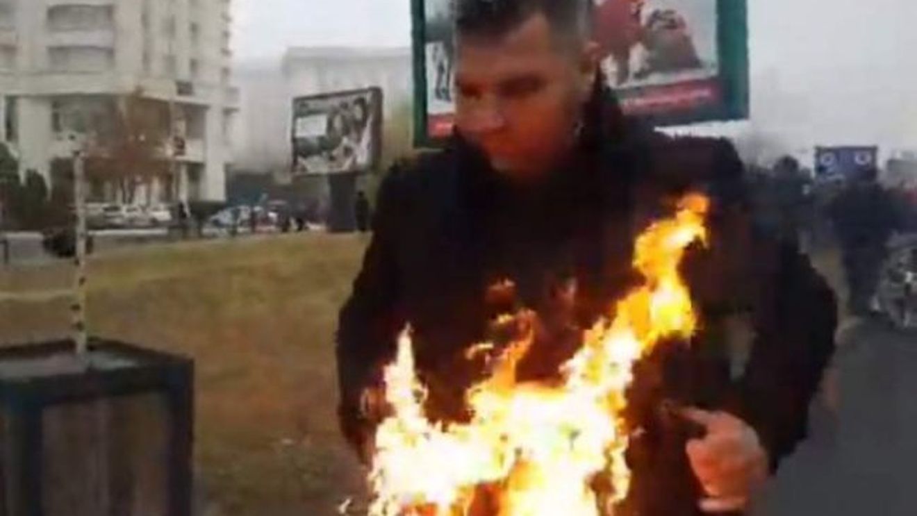 Vă mai aduceți aminte de preotul care și-a dat foc la sfințirea Catedralei din București? A renunțat la haina preoțească și...
