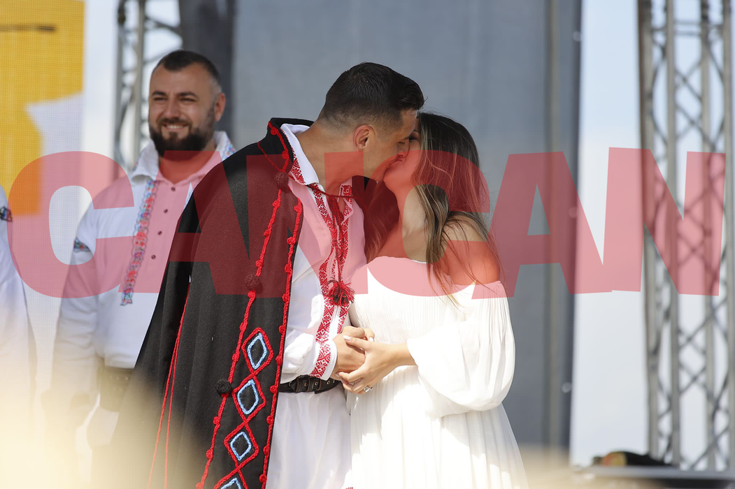 Momente emoționante la nunta lui George Simion Sărutul mirilor cerut de un copil!
