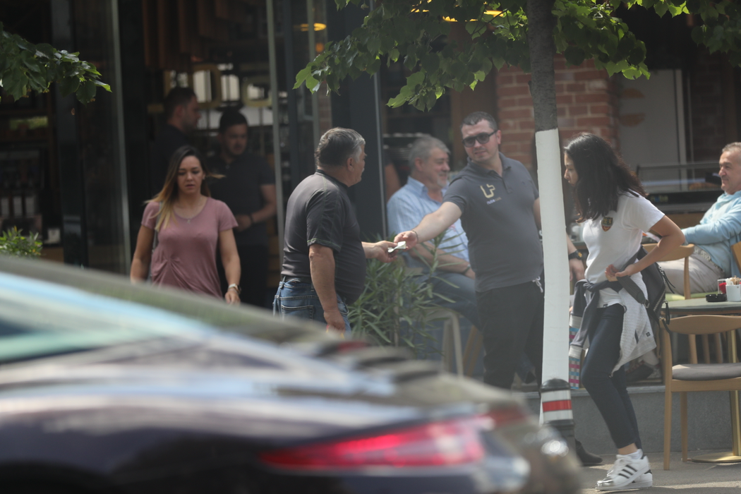 Ospătarul îi dă trecătorului banii de la Gigi Becali