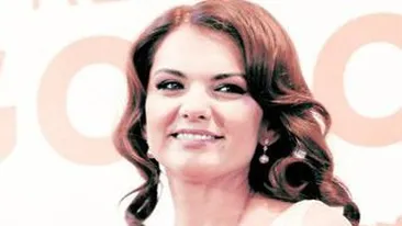 Transparenta maxima pe covorul rosu! Actritele s-au intrecut in decolteuri provocatoare! Parada de sani aproape dezgoliti la Oscarurile romanesti!